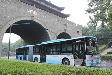 大金龍18米大運(yùn)力鉸鏈車駛過挹江門