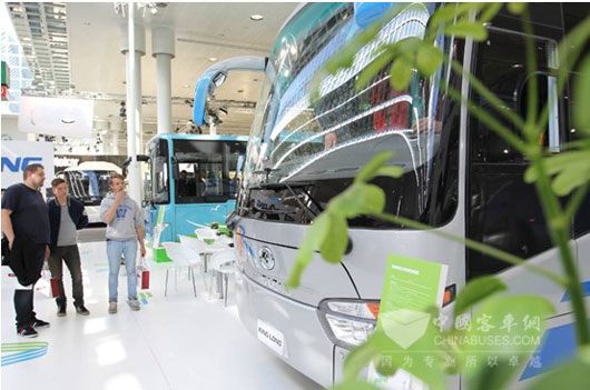 參展者欣賞金龍客車