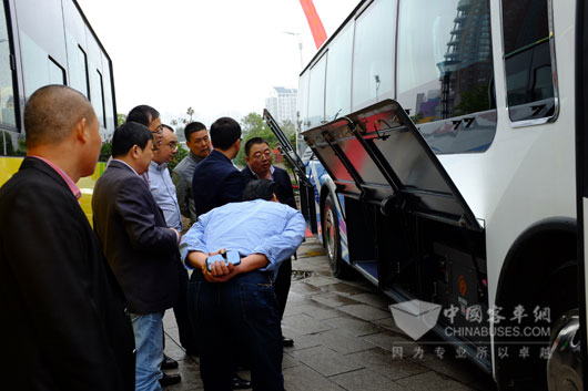 嘉賓參觀安凱新能源客車