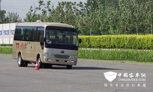 3、宇通T7優(yōu)越的防側(cè)滑技術讓乘客在復雜彎道和崎嶇路面也能體悅完美舒適感