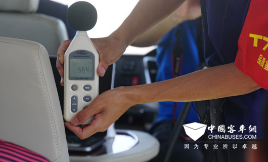 在怠速封閉空調(diào)車廂內(nèi)，車頭乘客區(qū)噪音測試為56分貝。