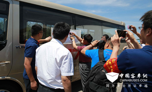 到場客戶代表熱情為T7可靠性品質(zhì)進行見證。