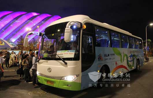 　　金龍純電動車成為青運會媒體及工作人員通勤主力