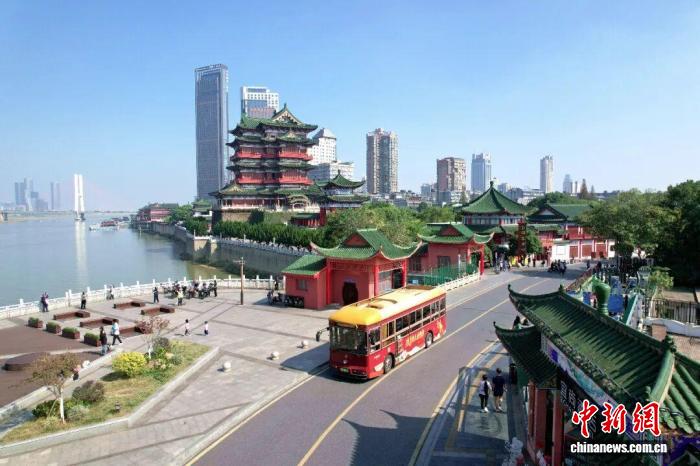 江西南昌：“滕王號(hào)”鐺鐺車延續(xù)古風(fēng)熱潮