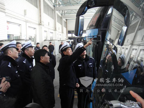 揚(yáng)州市巡警檢查揚(yáng)州汽運(yùn)查春運(yùn)工作