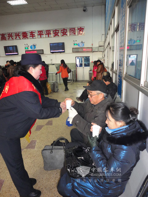 乘務員為旅客免費送開水