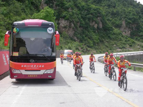 五洲龍為大運騎行隊員護航