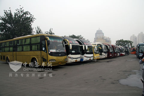 客運(yùn)站內(nèi)整裝待發(fā)的車輛