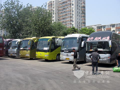 停泊在站場的車隊(duì)