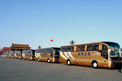 兩會代表乘坐金旅XML6125開拓者