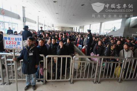 火車(chē)票實(shí)名制試點(diǎn)湖南懷化火車(chē)站旅客等待進(jìn)站