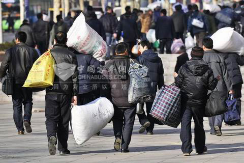 火車(chē)站外回家的背影