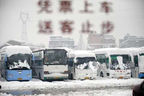 2010年公路春運的高峰被大雪阻擋