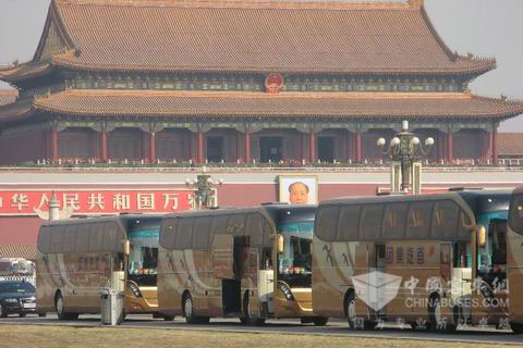 配載上海日野P11C發(fā)動機(jī)的兩會用車在天安門前