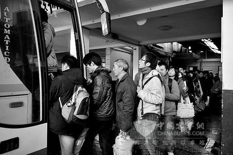 春運(yùn)期間長(zhǎng)途客運(yùn)站里人們排隊(duì)上車