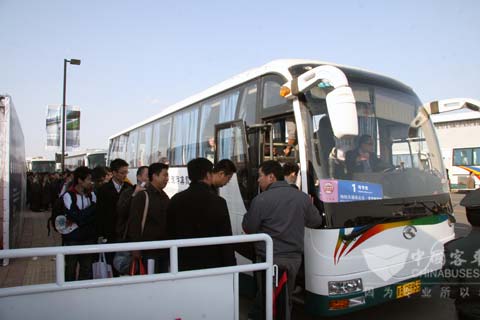 服務(wù)中的大金龍客車