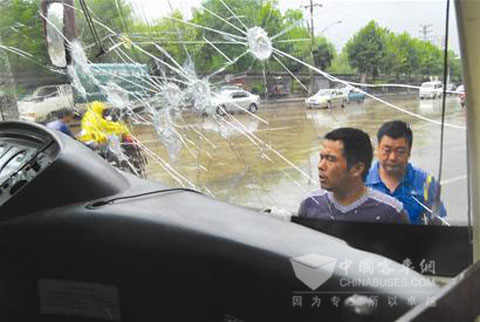 黑車(chē)車(chē)主砸正常班車(chē)