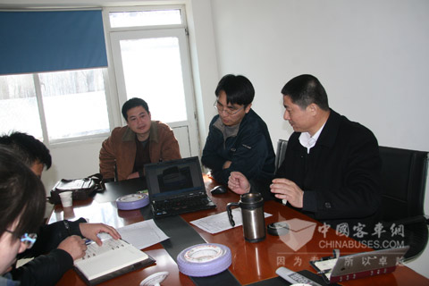 大金龍售后服務(wù)部華北片區(qū)主管陳應(yīng)松為記者講解大金龍籌備兩會工作