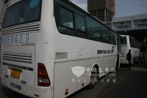 石師傅駕駛的客車性能良好