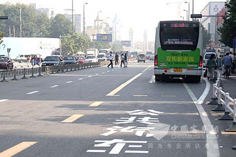 許多城市開辟了公交專用車道