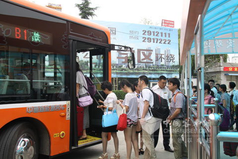 乘客有順序地登上中通新能源客車