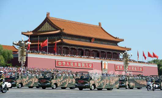 安凱寶斯通載抗戰(zhàn)老兵榮耀受閱