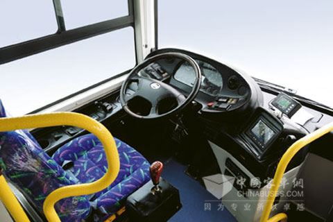 申龍SLK6105UF63公交車駕駛區(qū)