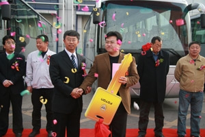 40臺(tái)福田歐V客車交付勝利油田