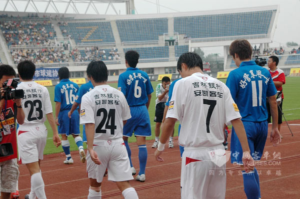 長(zhǎng)春亞泰隊(duì)員中超比賽現(xiàn)場(chǎng)