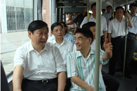 習(xí)近平任上海市委書記時試乘