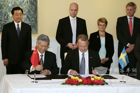 國家主席胡錦濤和瑞典首相賴因費爾特出席簽約儀式