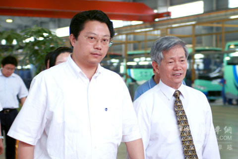 省領(lǐng)導(dǎo)參觀常隆公司客車生產(chǎn)線