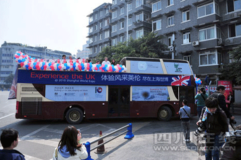 英國(guó)世博大巴側(cè)面圖