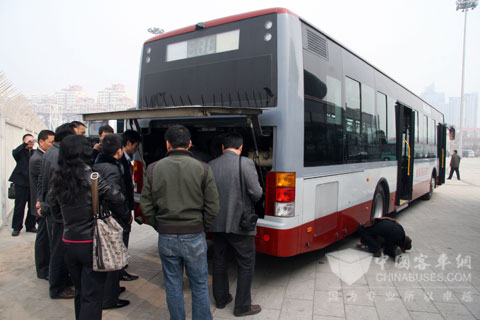 專(zhuān)家檢驗(yàn)客車(chē)