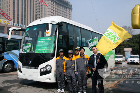 綠光特勤隊車前留影