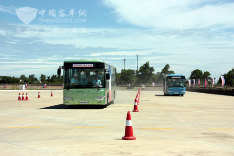 兩輛XMQ6127G進行加速性能測試，裝配自動變速箱的客車（左）加速性能明顯好于裝配手動變速箱的客車