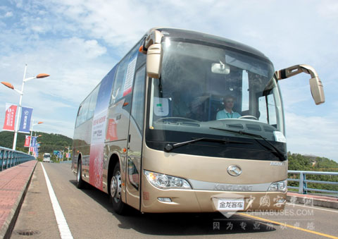 與會嘉賓乘坐大金龍豪華旅游客車6117Y進行試乘體驗