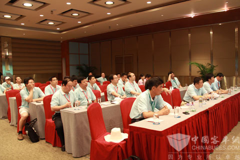 公交運營專家聽取自動變速箱介紹