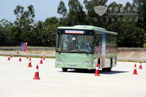 裝配艾里遜自動變速箱的大金龍公交車6127G在瓊海汽車試驗場進行試駕