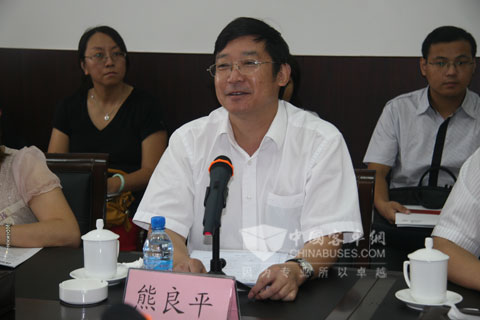 安凱客車副總經理熊良平主持會議