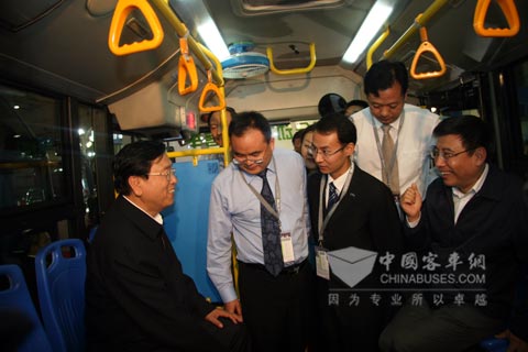 國務(wù)院副總理張德江認(rèn)真聆聽海格介紹