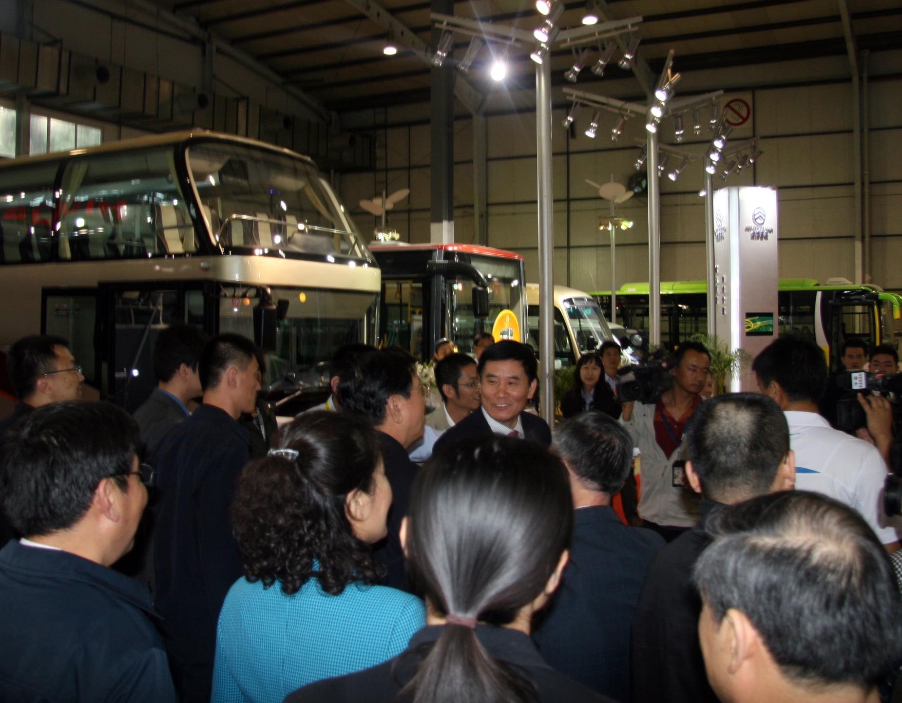 國(guó)務(wù)院副總理張德江在金旅客車前