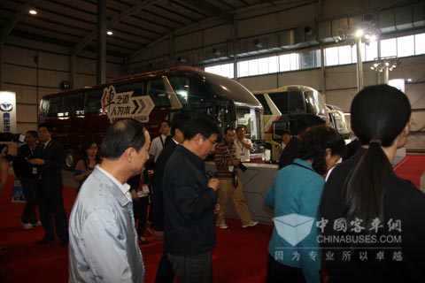 大金龍展臺(tái)的人流