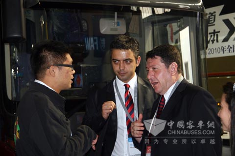 大金龍展臺(tái)吸引海外專人士