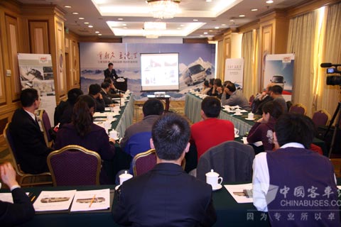 與會嘉賓認(rèn)真聆聽負(fù)責(zé)人介紹