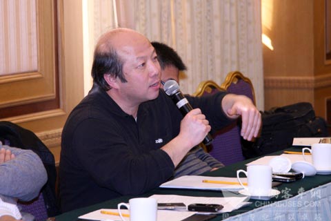 記者認(rèn)真提問