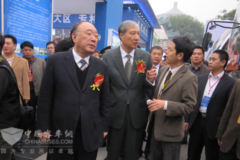 恒通客車副總經(jīng)理田野在恒通的純電動(dòng)車上向黃奇帆市長、田力普局長介紹恒通客車