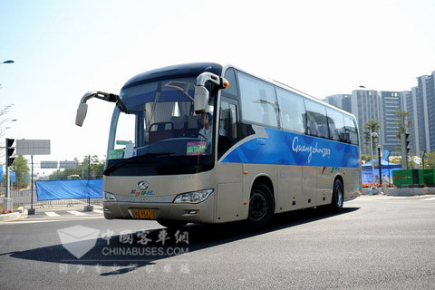 乘坐大金龍XMQ6117Y，運(yùn)動(dòng)員們從亞運(yùn)村啟程