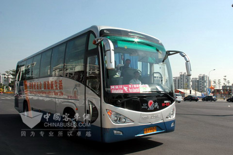 阿富汗男子籃球隊(duì)坐上金龍客車