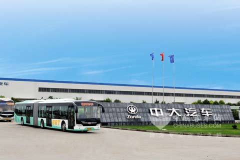 BRT公交駛出中大客車大門